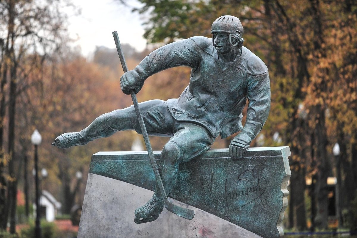 Зачем в «Лужниках» поставили памятник легендарному Валерию Харламову